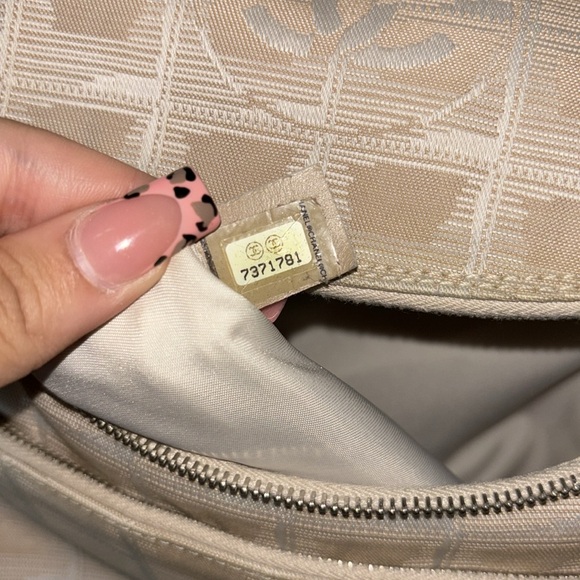 Chanel - Picture 8 of 9